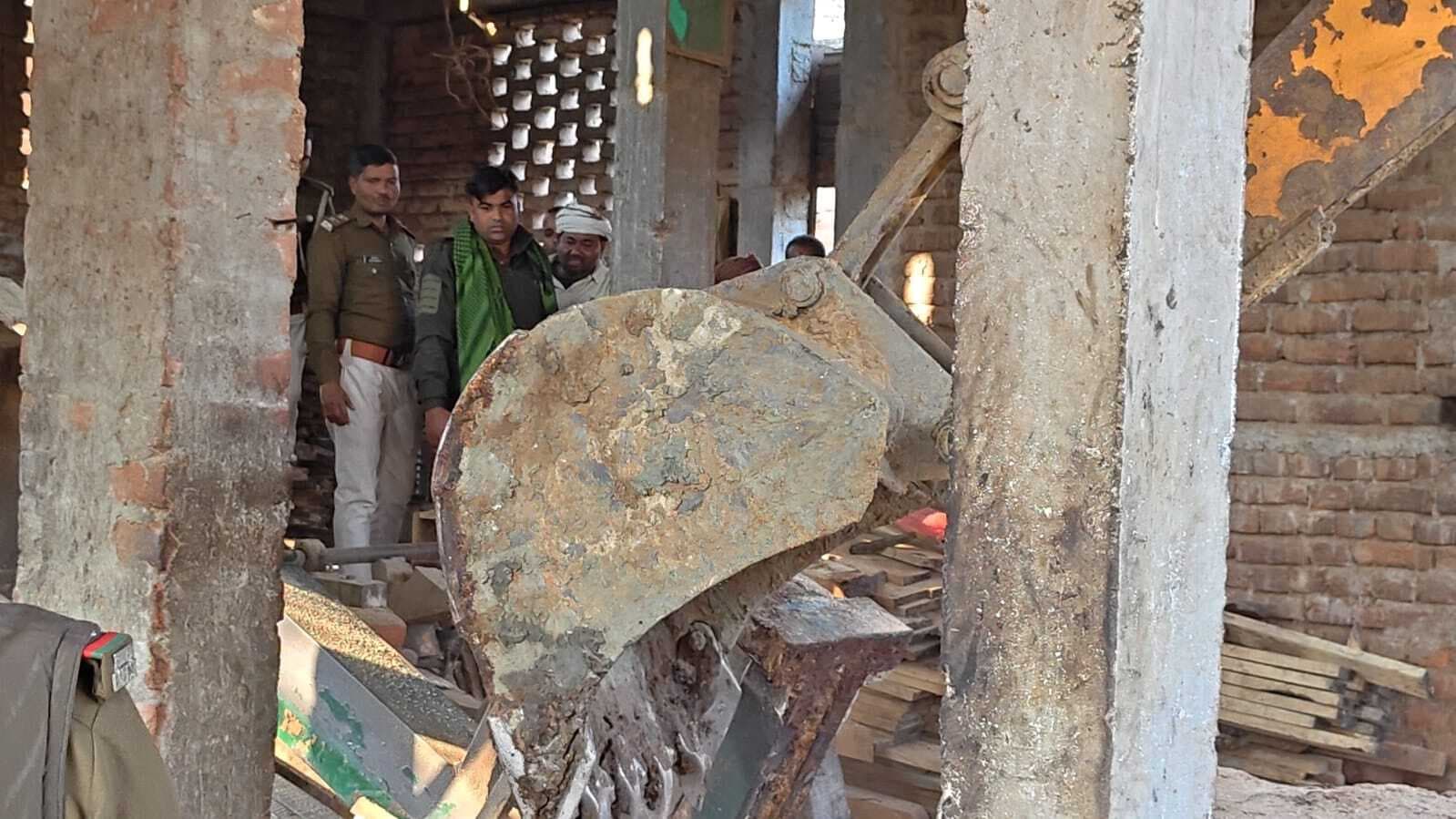 अवैध रूप से चल रहे आरा मिल ध्वस्त, मशीन व लकड़ी जब्त