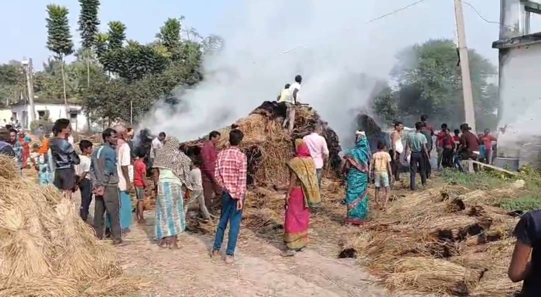 खलिहान में आग लगने से तीन किसानों के 10 बीघा धान जलकर बर्बाद
