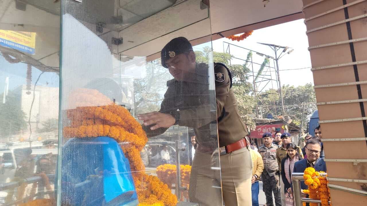 एसपी ने बाबा भीमराव आंबेडकर के प्रतिमा पर की माल्यार्पण