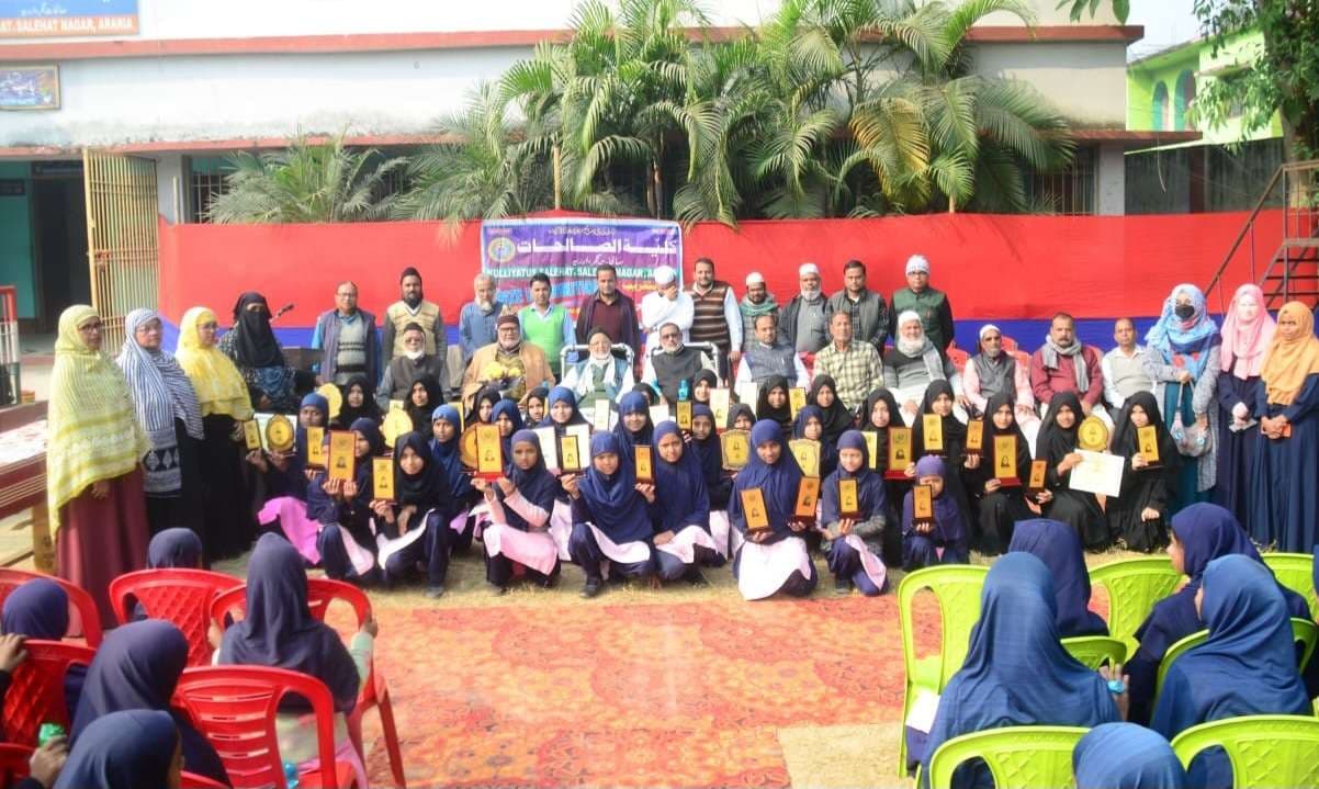 अतिथियों ने सफल बच्चियों को किया पुरस्कृत