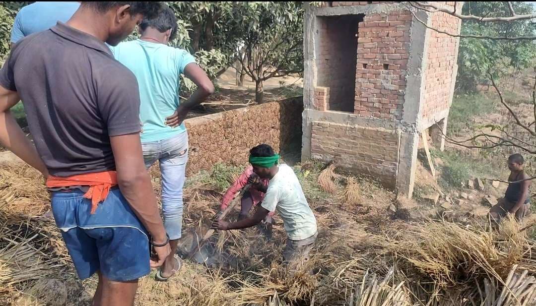 शंभुगंज : खलिहान पर रखे पुआल पुंज में लगी आग