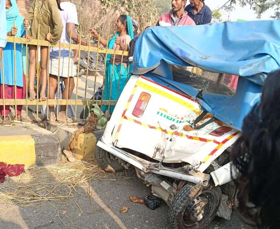 हाइवा ने ऑटो में मारी टक्कर, एक की मौत नौ घायल