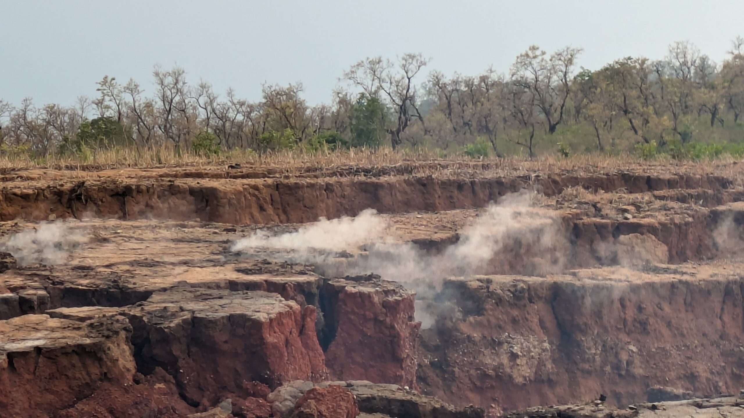 सीसीएल व प्रशासन की उदासीन, अंधकार में ग्रामीणों का भविष्य
