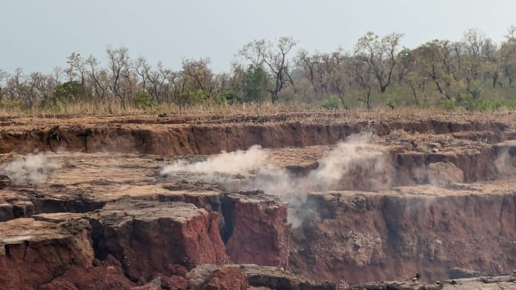 सीसीएल व प्रशासन की उदासीन, अंधकार में ग्रामीणों का भविष्य