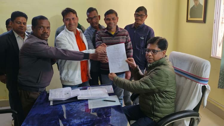 मनरेगाकर्मियों ने अवकाश लेकर जतायी नाराजगी