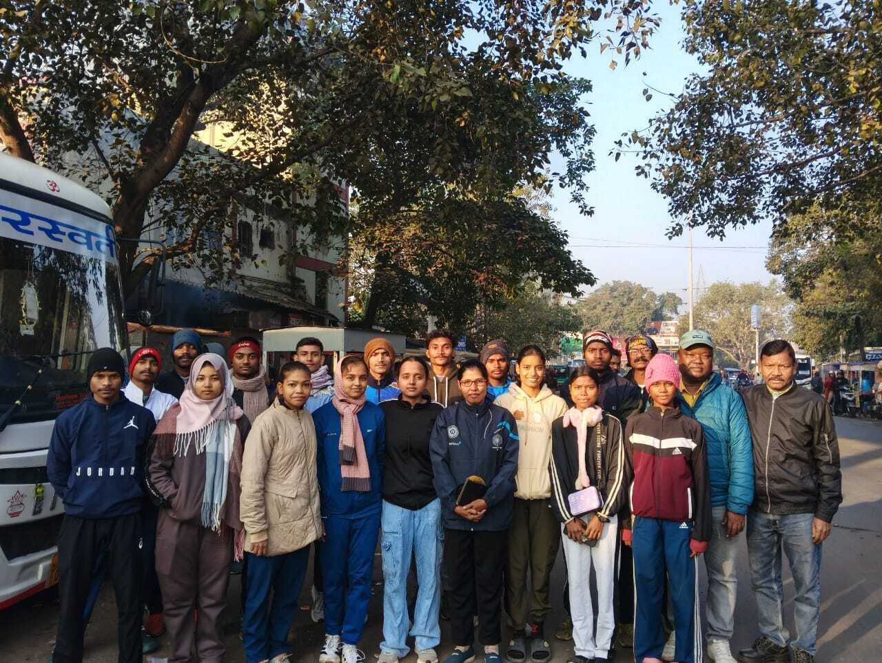 East singhbhum district cross country team : जिला क्रॉस कंट्री टीम लातेहार रवाना