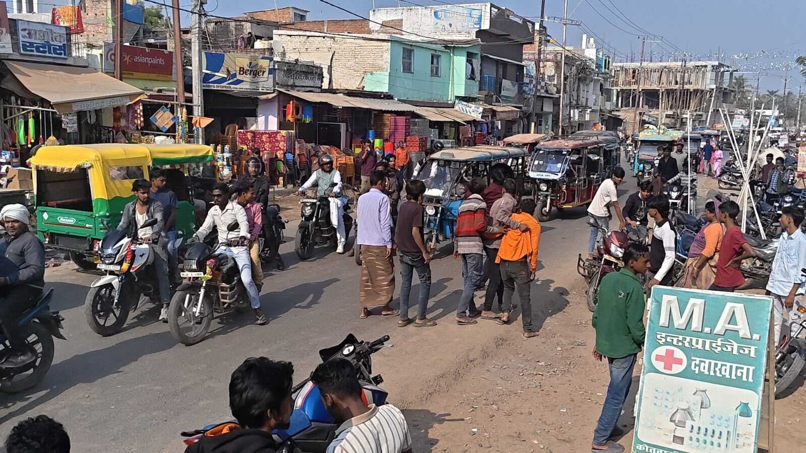 Madhubani News : कोतवाली चौक पर दो पक्षों में मारपीट व चाकूबाजी, तीन घायल