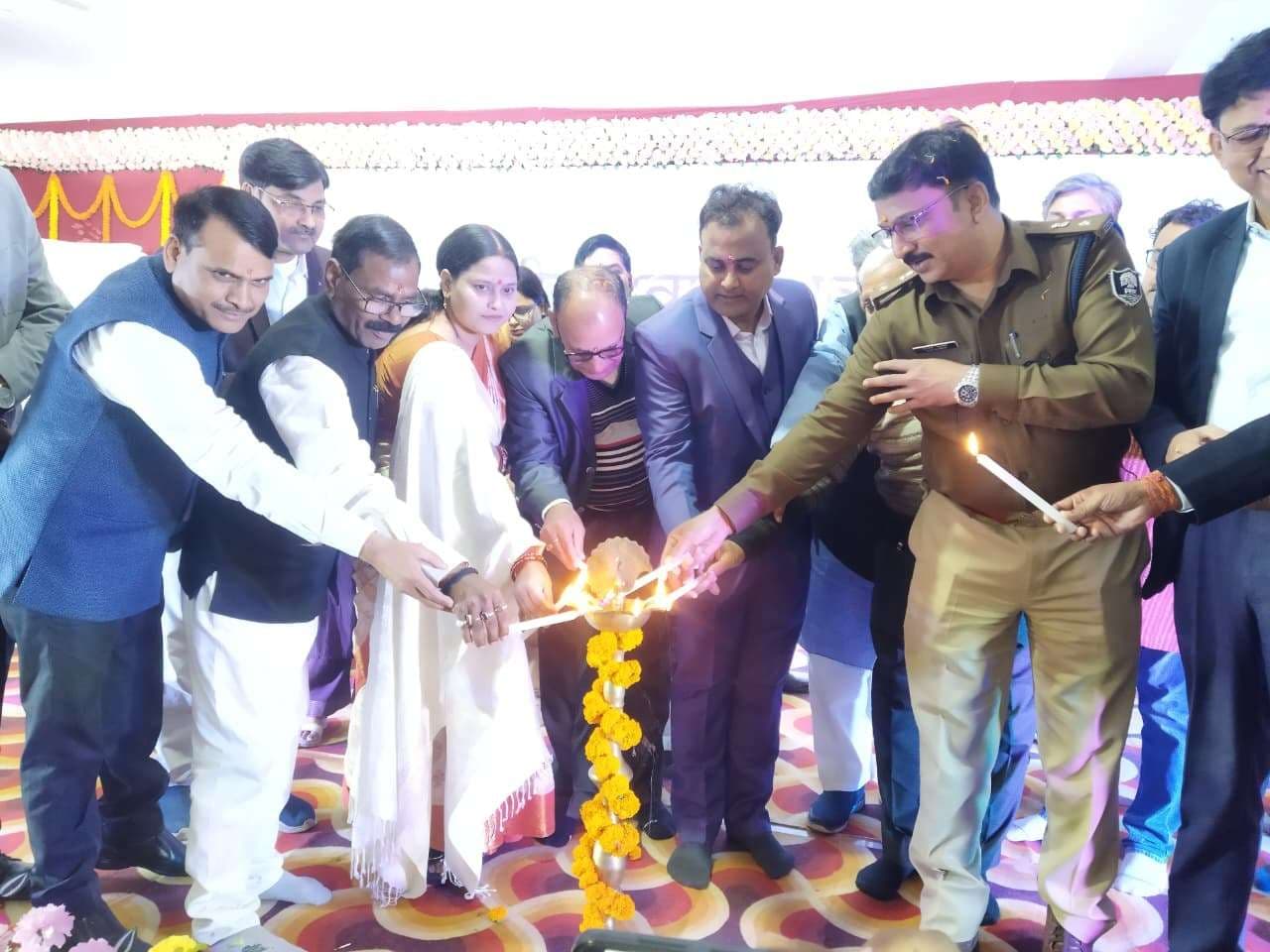 समाज तभी बदलेगा जब युवा स्वयं बनेंगे परिवर्तन के वाहक : डीएम