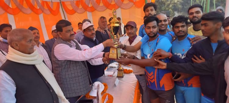 वॉलीबॉल के फाइनल में एसबी कॉलेज आरा ने महाराजा कॉलेज को 3-2 से हराया