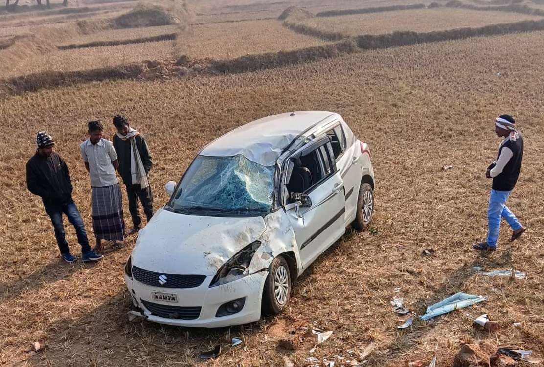 Giridih News :धनबाद से देवघर जा रही कार पलटी, आधा दर्जन घायल