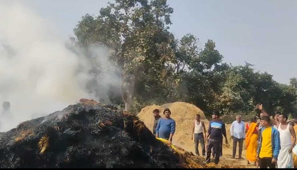 Giridih News :भंडारो व तिसरी में आग लगने से धान जला