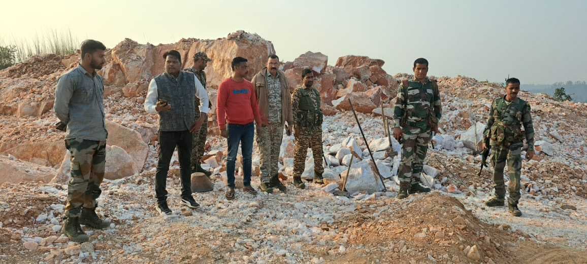 Giridih News :अवैध माइका व पत्थर खनन के खिलाफ चला छापेमारी अभियान