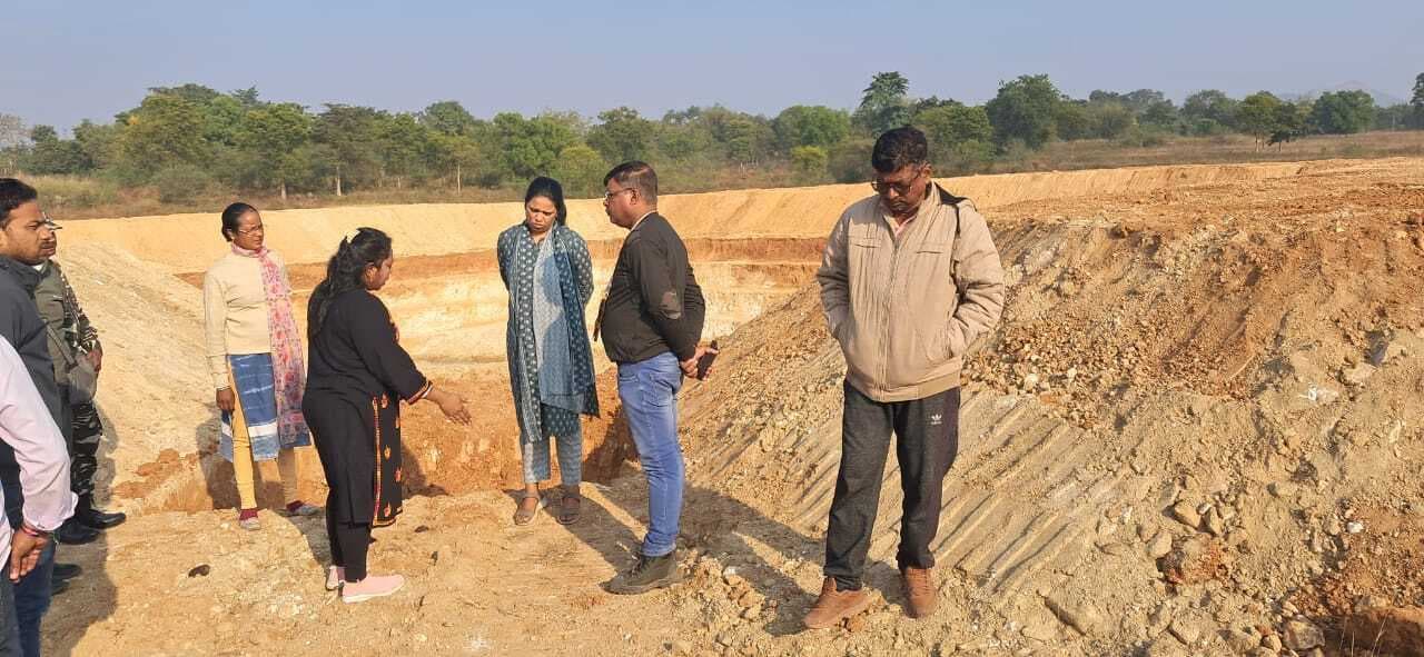 Seraikela Kharsawan News : लंबित कार्यों में तेजी लाने पर जोर, लापरवाही बर्दाश्त नहीं