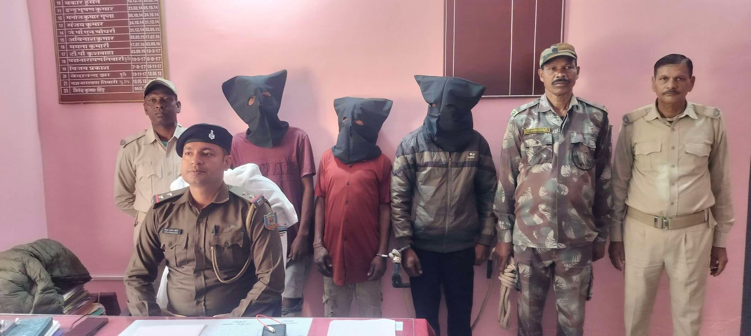 Chaibasa News :किराना दुकान में चोरी मामले का पुलिस ने किया उद्भेदन, तीन आरोपी गिरफ्तार