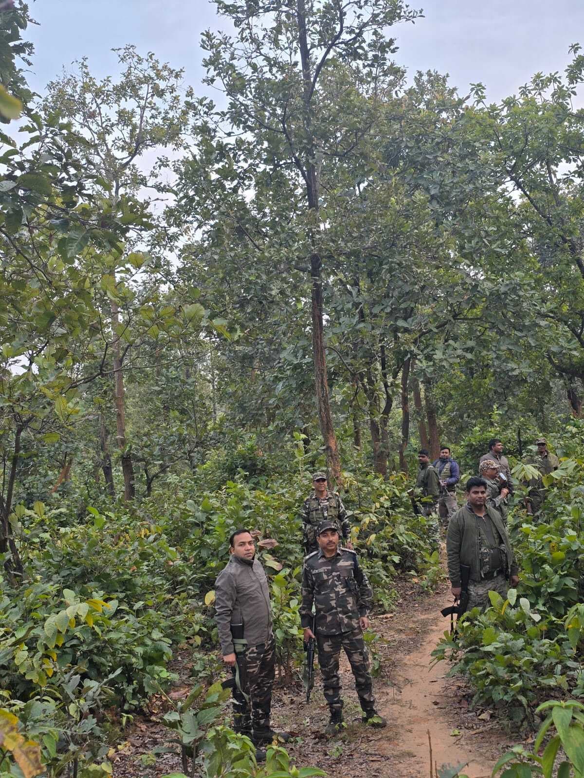 Giridih News :पुलिस ने वन क्षेत्र में चलाया सर्च अभियान