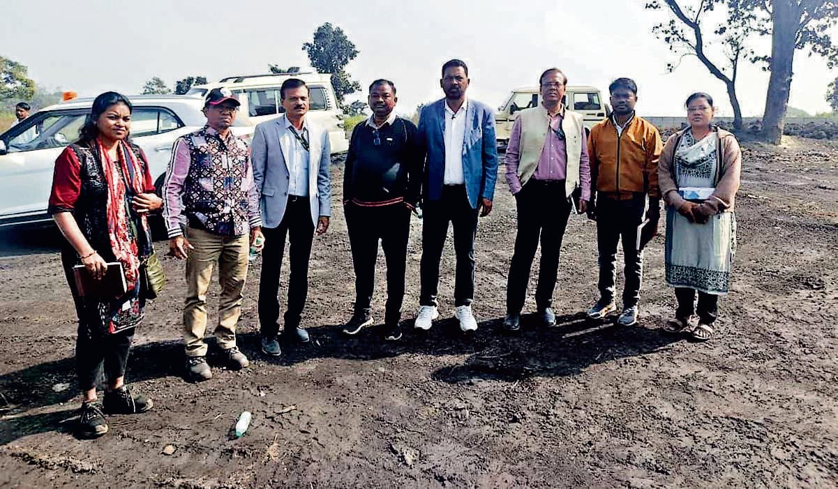 Jharsuguda News: एनजीटी की टीम ने राख से प्रभावित कृषि भूमि की स्थिति का आकलन किया, सौंपेगी रिपोर्ट