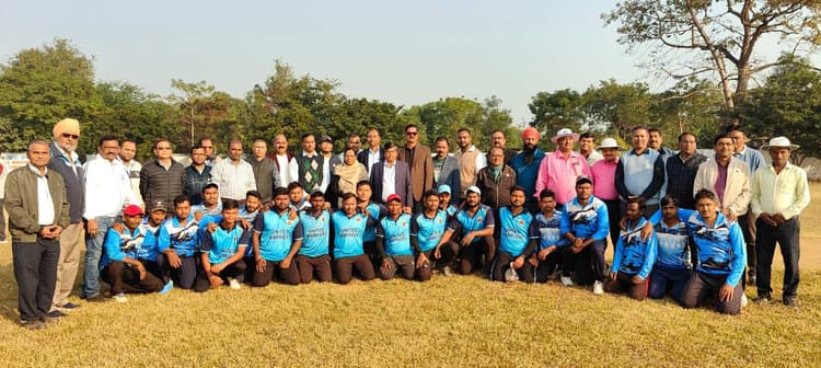 East Singhbhum News : क्रिकेट टूर्नामेंट क्षेत्र की एकता का आधार: श्याम सुंदर