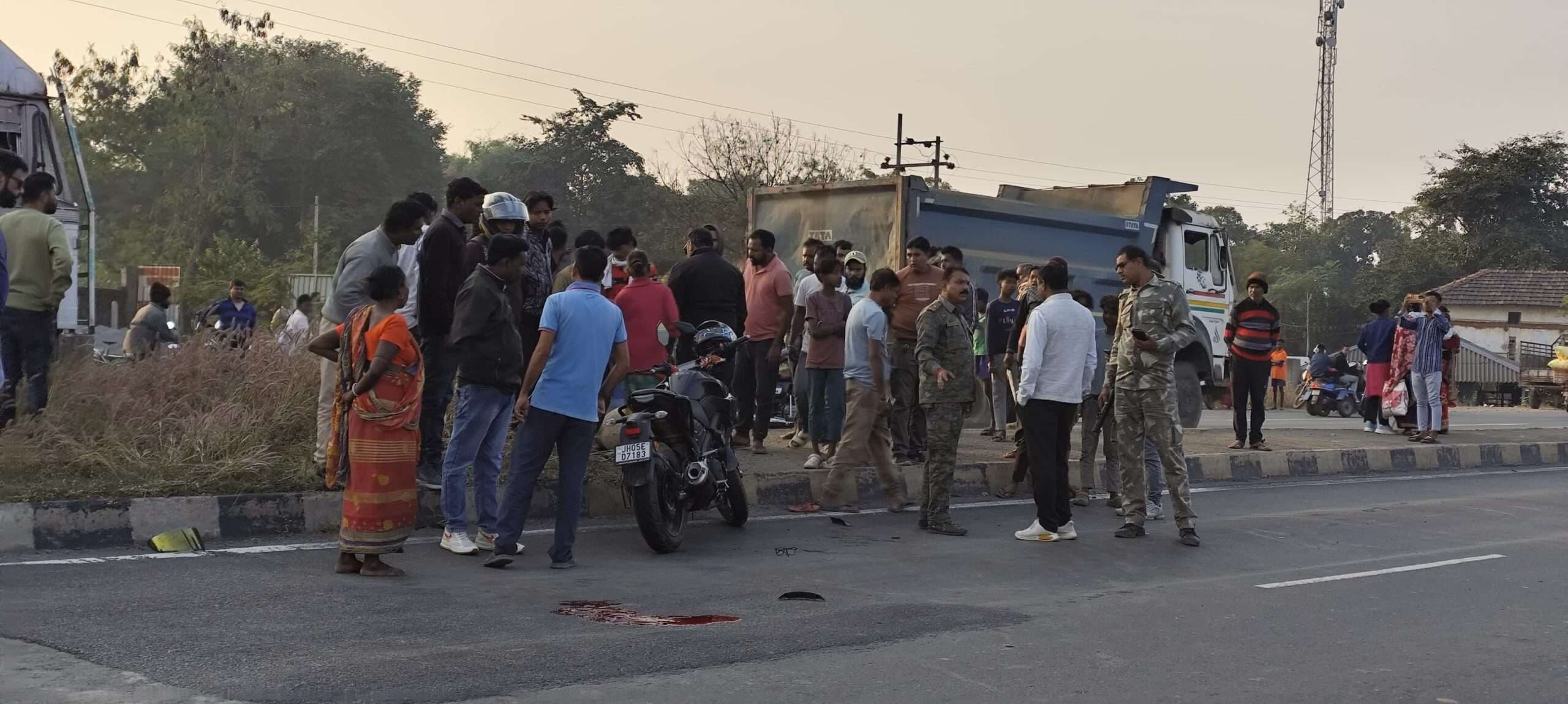 East Singhbhum News : हाइवे पार कर रहे युवक को बाइक सवार ने मारी ठोकर, मौत