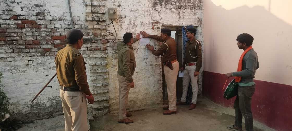 थावे में हत्याकांड में फरार आरोपितों के घरों पर पुलिस ने चिपकाया इश्तेहार