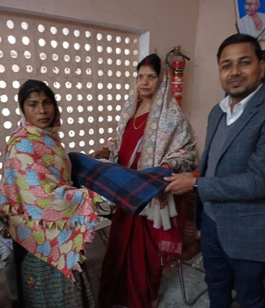 इओ ने सफाई कर्मियों के बीच बांटे कंबल