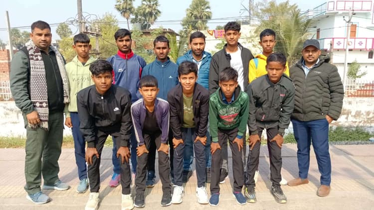 मोतिहारी के लिए रवाना हुई रोहतास की अंडर-14 फुटबॉल टीम