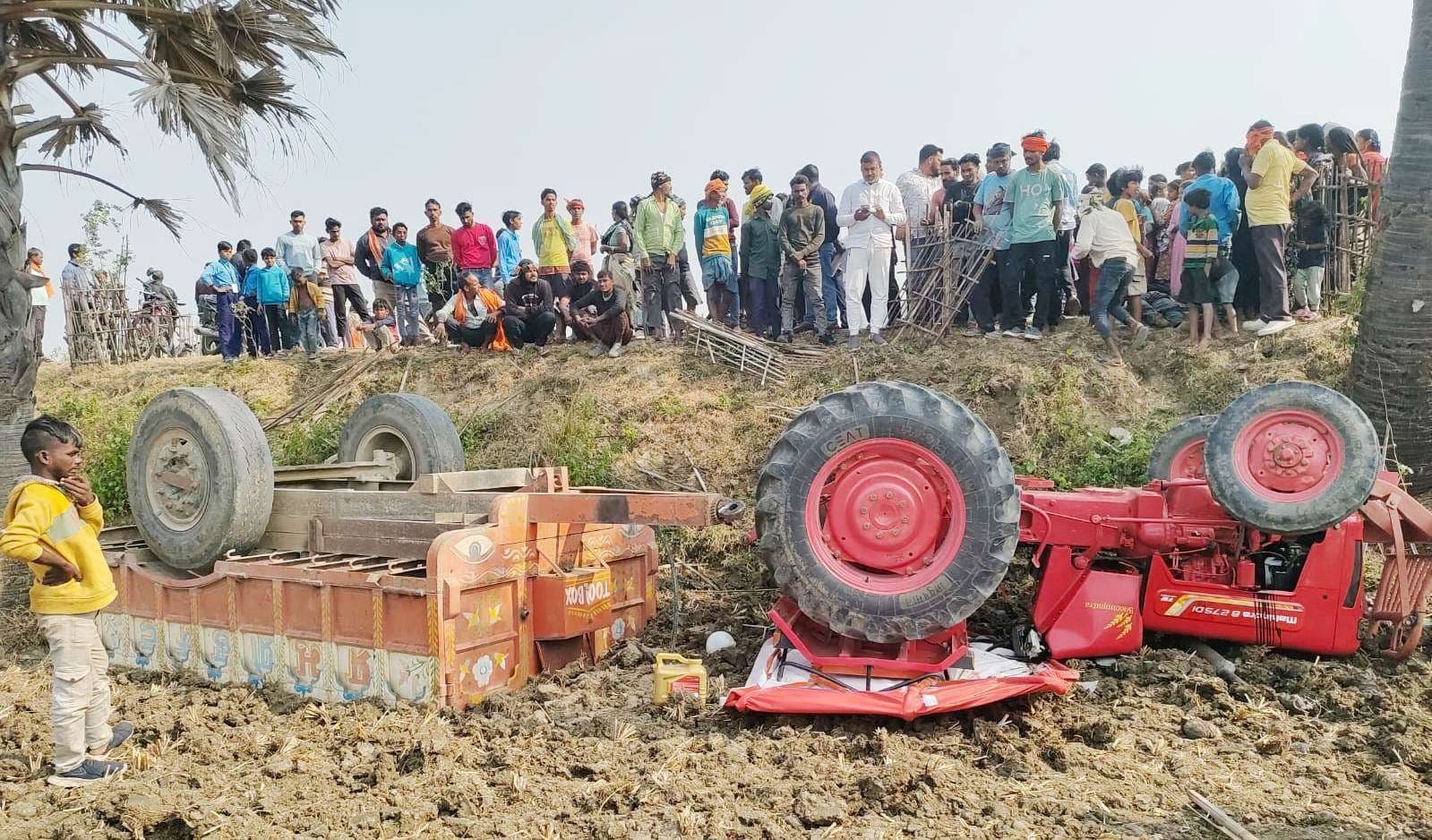 ट्रैक्टर अनियंत्रित होकर पलटा, एक यात्री की मौत, बाल-बाल बचा चालक