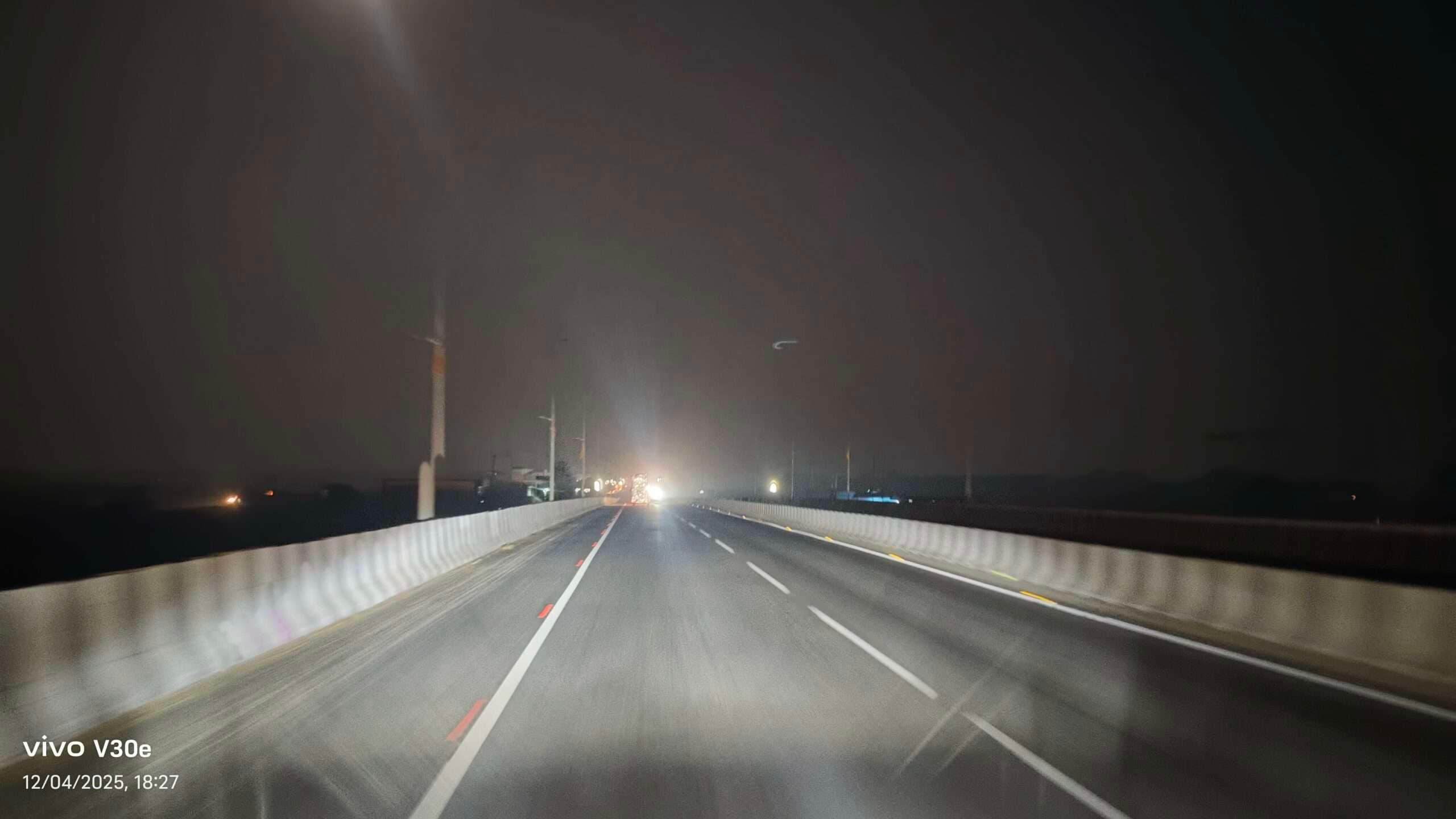 एनएच-319 ओवरब्रिज पर महीनों से लाइट बंद, अंधेरा बन रहा खतरा