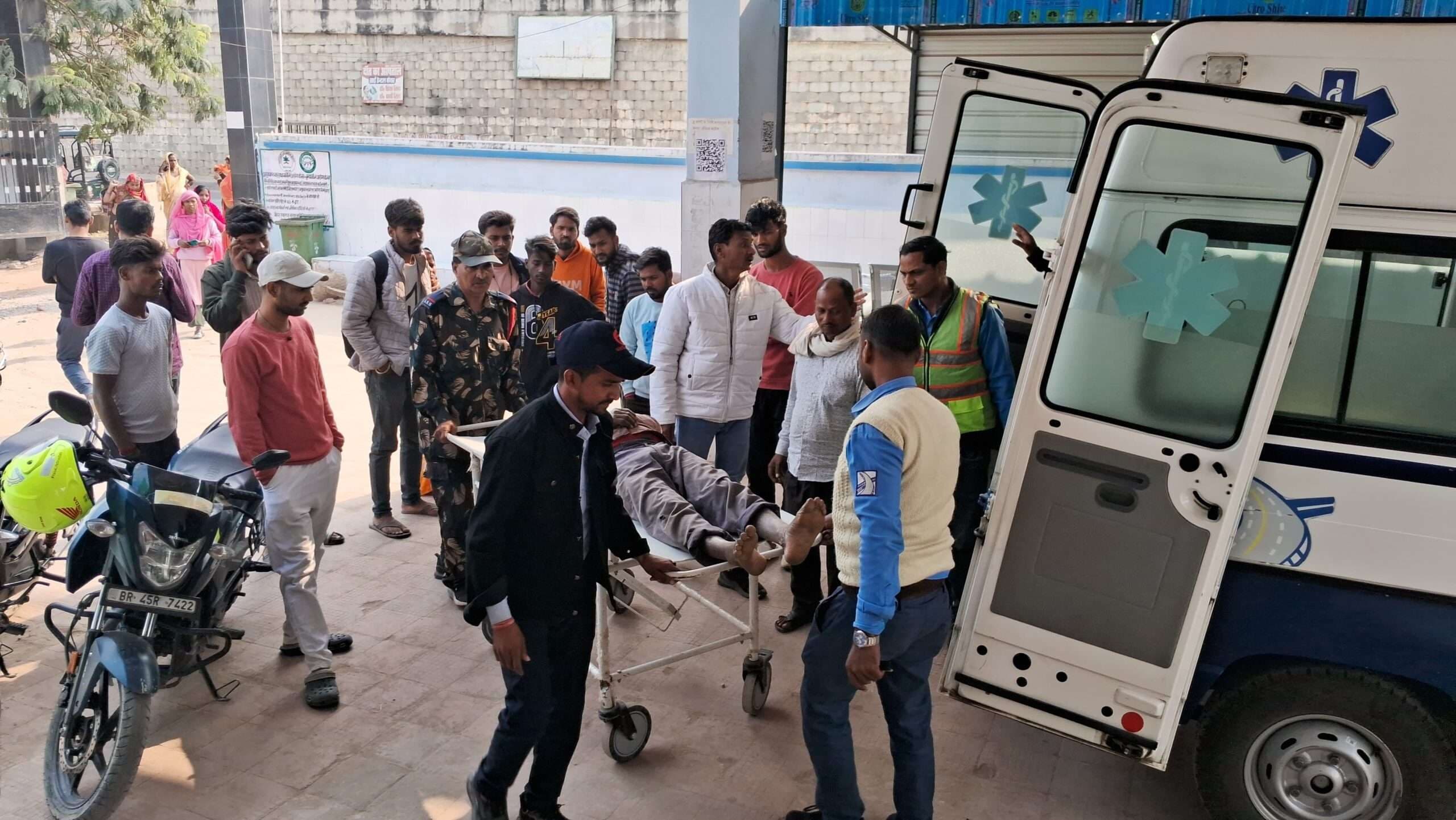 इ-रिक्शा के पलटने से मां-बेटा घायल