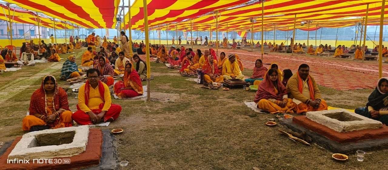 Motihari : गायत्री महायज्ञ में 11 सौ परिवार ने समाज कल्याण को ले किया हवन