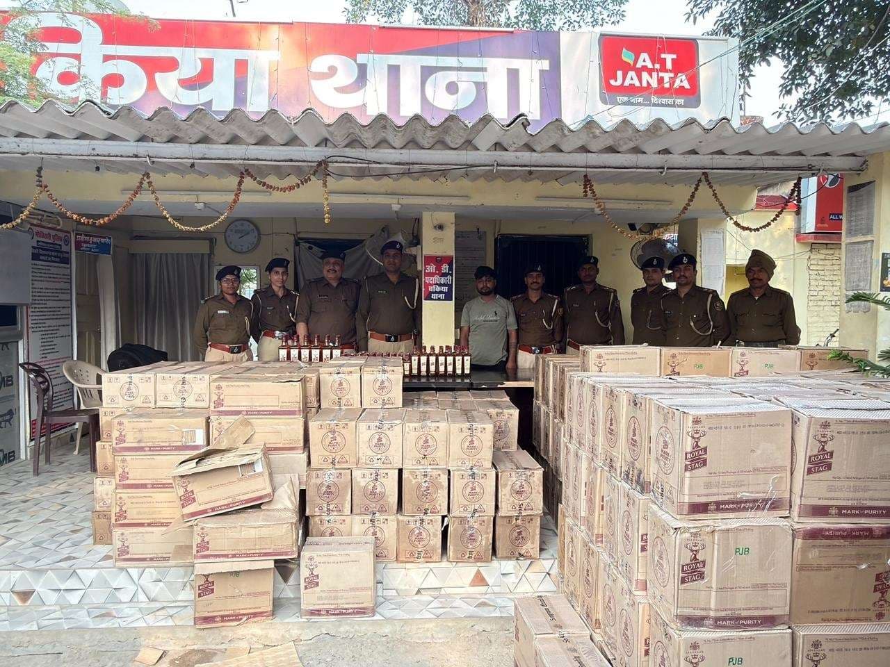 Motihari : ट्रक के तहखाने से 2556 लीटर विदेशी शराब बरामद