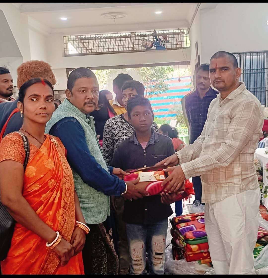 सब्जी मंडी दुर्गा मंदिर समिति ने 200 दिव्यांगों के बीच बांटे कंबल