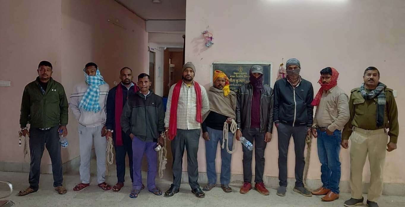 नौ लीटर शराब के साथ दो तस्कर व सात शराबी गिरफ्तार