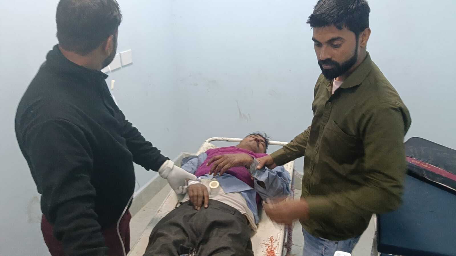 डुमरिया पुल पर दो ट्रकों की जोरदार टक्कर, यूपी का ट्रक चालक गंभीर रूप से घायल