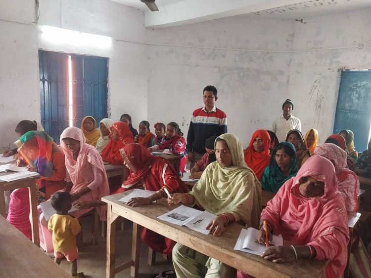 नव साक्षर महिलाओं ने दी परीक्षा