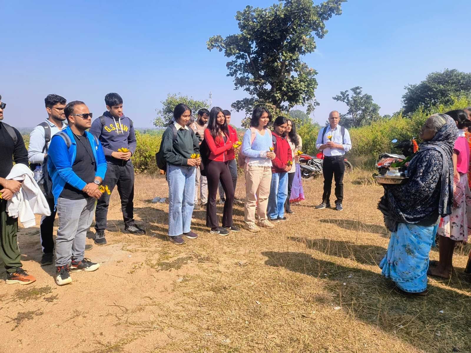 आइआइएम के विद्यार्थियों के साथ दीदियों ने साझा की सामाजिक संघर्षों व सहभागिता की चुनौतियों की बात