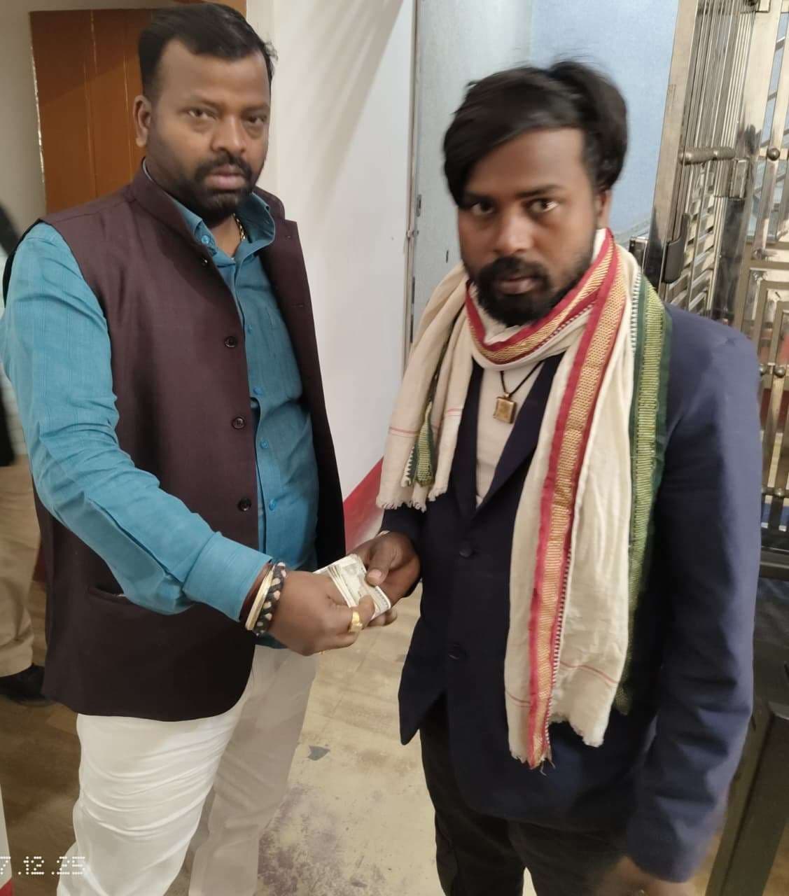 सांसद ने की अग्नि पीड़ित परिवार को आर्थिक मदद