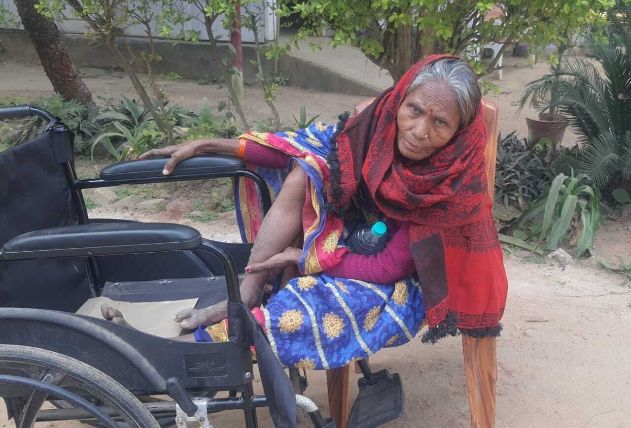 अनियंत्रित कार की टक्कर से बाइक सवार वृद्ध महिला घायल