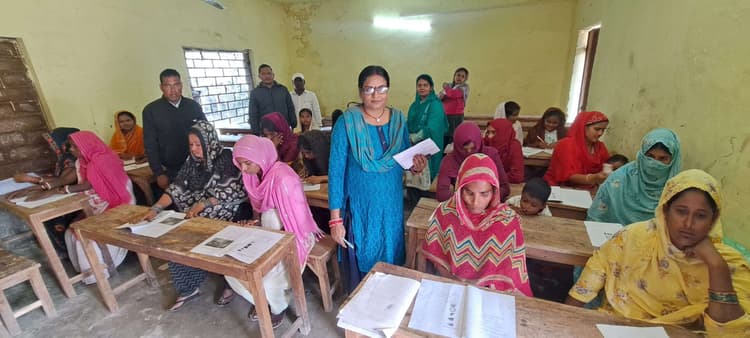 बुनियादी साक्षरता परीक्षा में शामिल हुईं नवसाक्षर