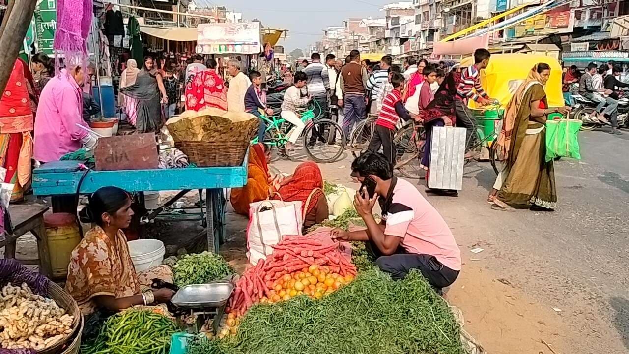 48 घंटे के अंदर मुख्य सड़क से अतिक्रमण हटाने के लिये किया माइकिंग