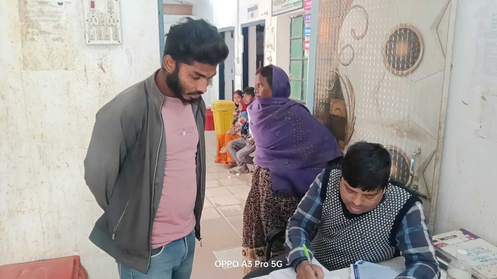 ट्रैक्टर के धक्के से बाइक सवार दो युवक जख्मी