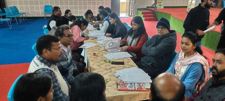 फैकल्टी-पेरेंट्स मीटिंग में विद्यार्थियों के एकेडमिक प्रोग्रेस की दी गयी जानकारी