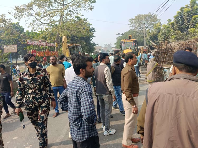Samastipur News:ताजपुर में अतिक्रमण पर चला प्रशासन का बुलडोजर