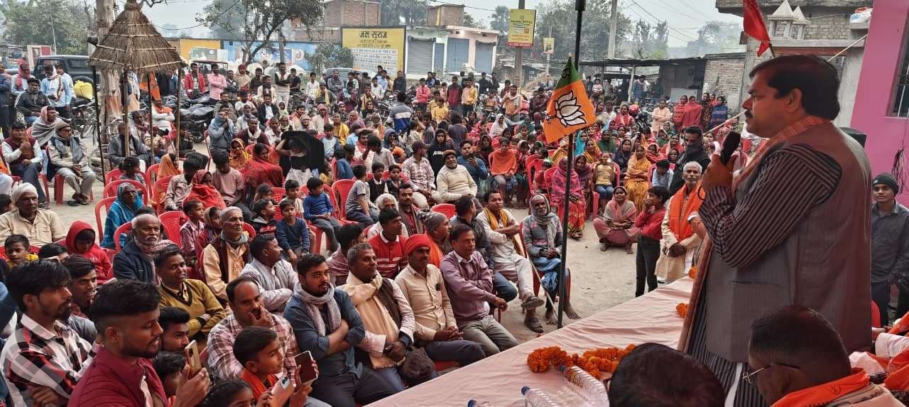 डुमरिया व कुशहर पंचायत के कई स्थानों पर विधायक ने किया जनसंवाद