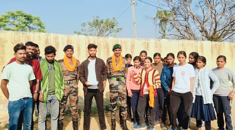 गांव लौटे युवा सैनिकों का तिरंगे संग हुआ स्वागत, भारत माता के जयकारे से गूंज उठा माहौल