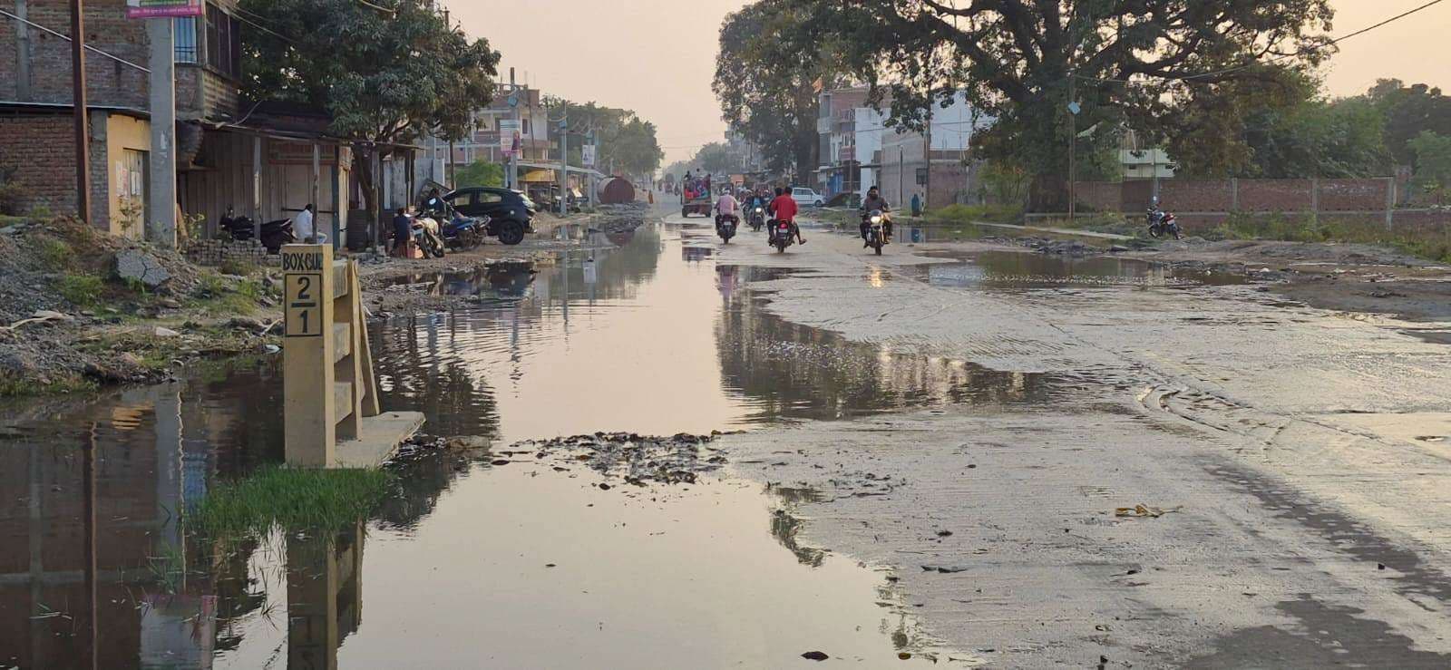 बिहिया-बिहटा स्टेट हाइवे पर नाली निर्माण अधुरा रहने से जलजमाव