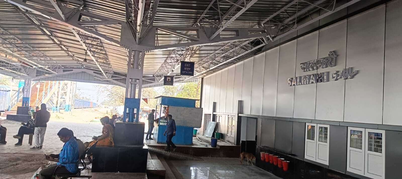 सालमारी स्टेशन में यात्री सुविधा का घोर अभाव