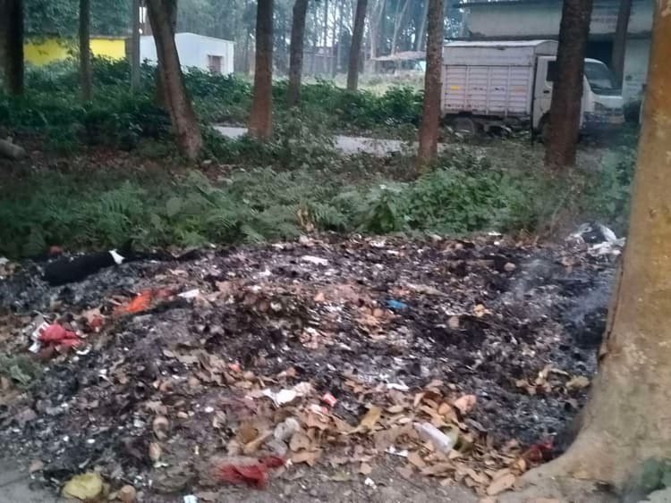 सीएचसी में गंदगी का अंबार, संक्रमण की आशंका