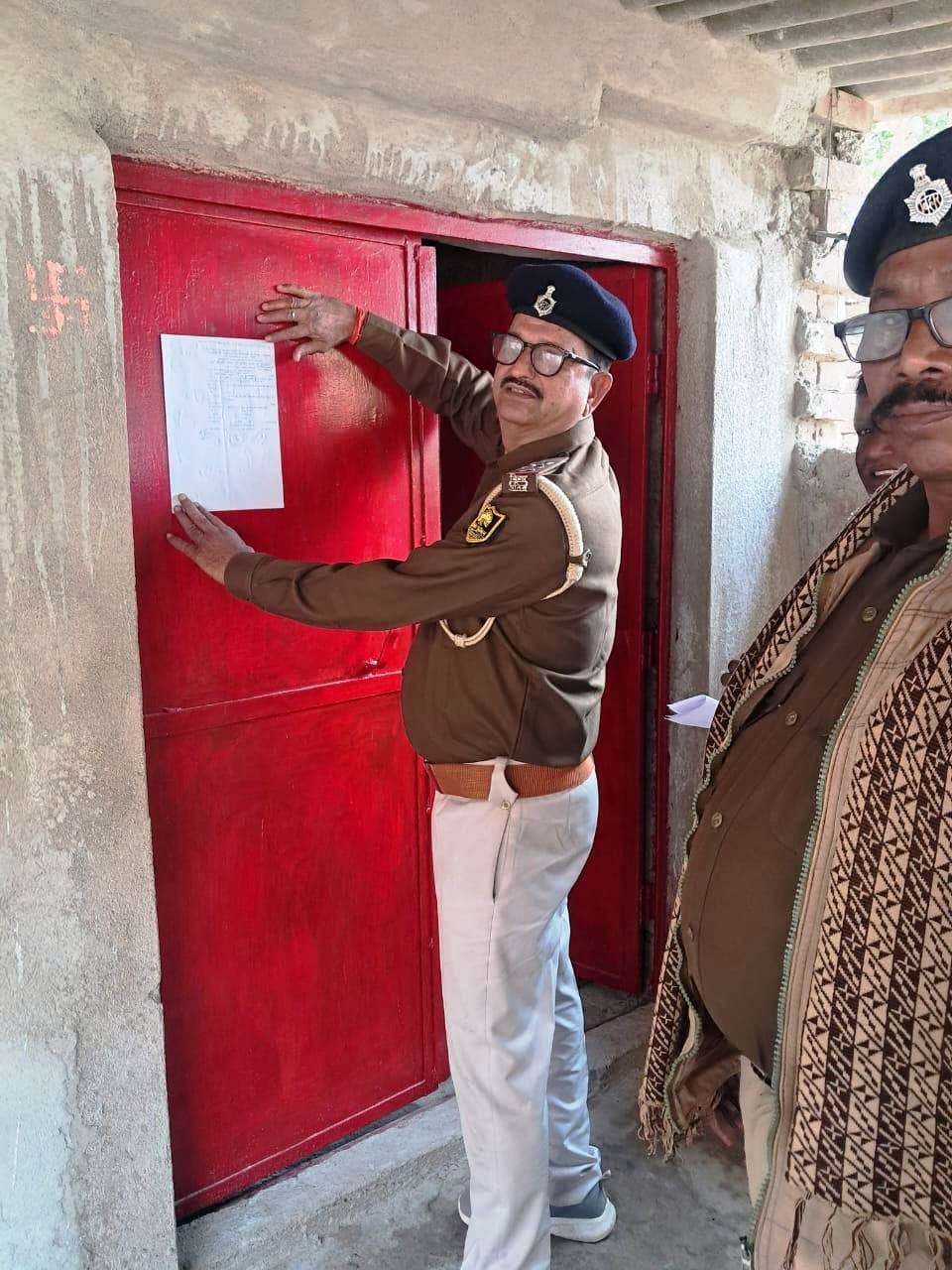 पुलिस ने  अभियुक्त के घर ढोल-नगाड़े के साथ चिपकाया  इश्तेहार