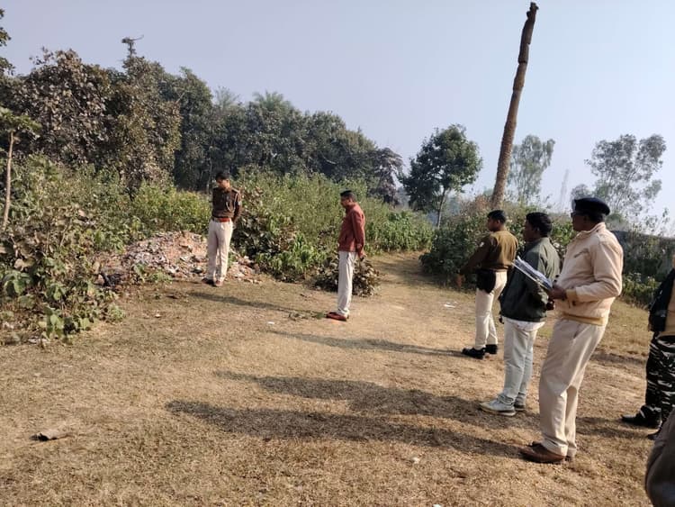 युवक की हत्या कर शव जलाने का प्रयास, मृतक की नहीं हुई पहचान