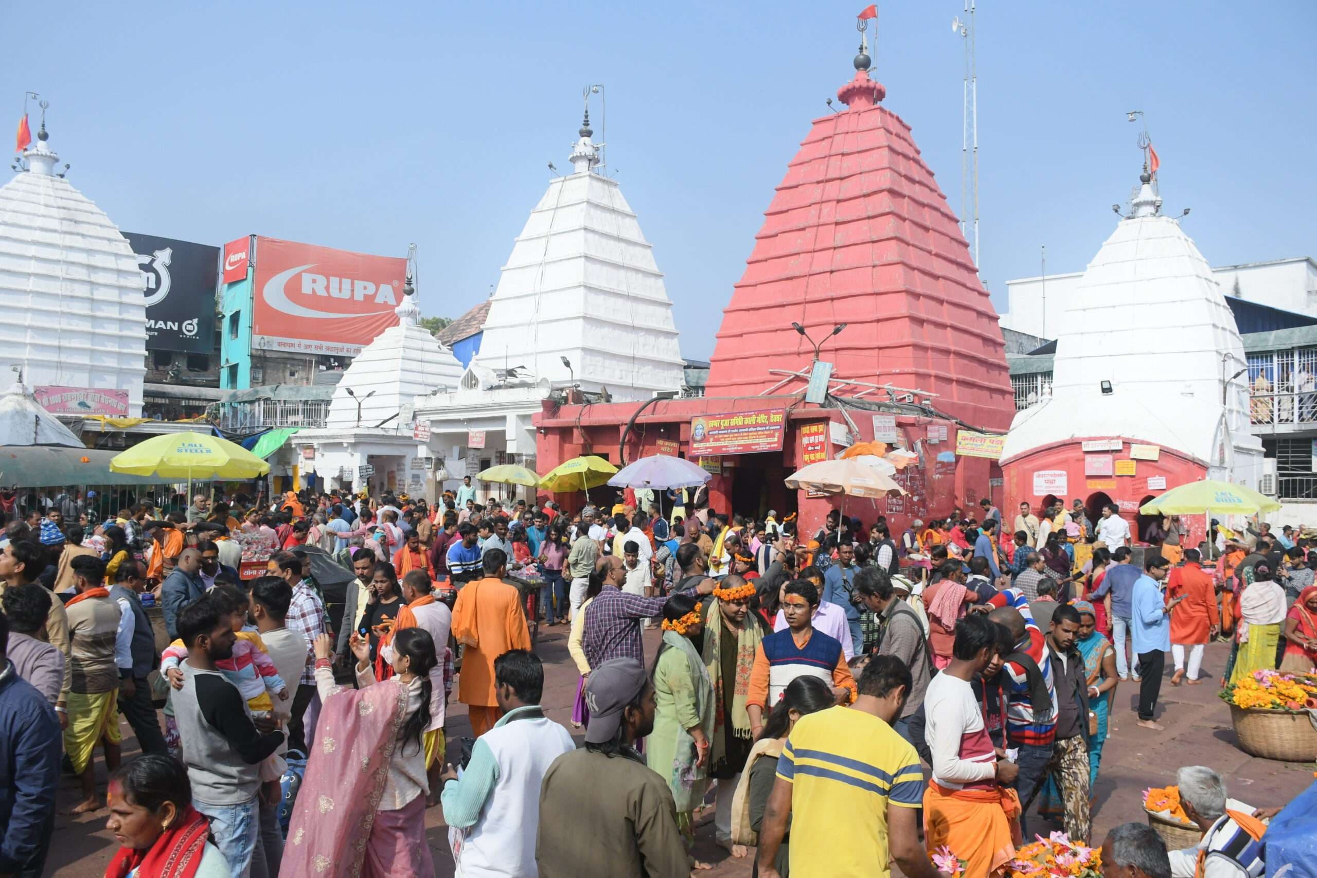 Deoghar News : बाबा मंदिर में उमड़ी श्रद्धालुओं की भीड़, नेताओं का लगा तांता